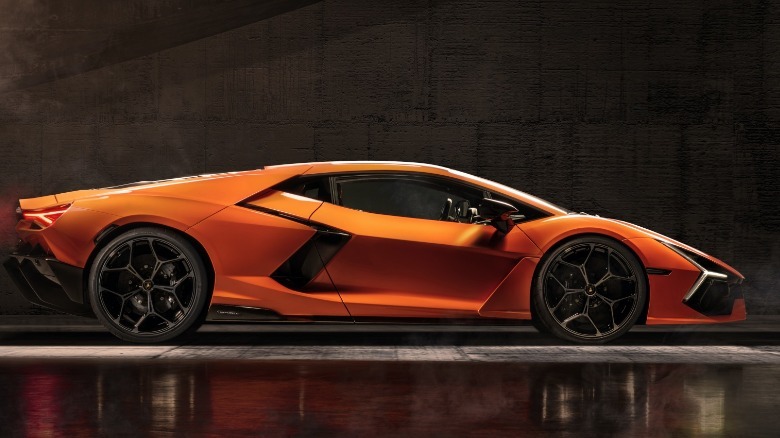Lamborghini Revuelto side
