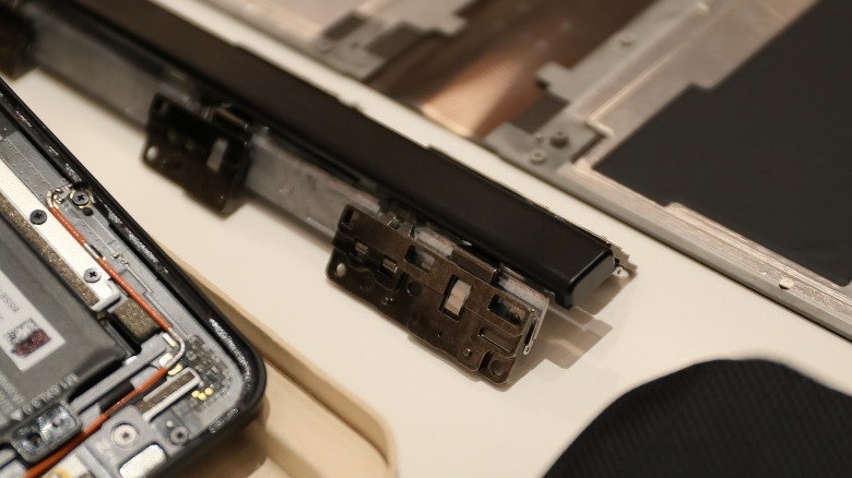 Lenovo foldable display hinge