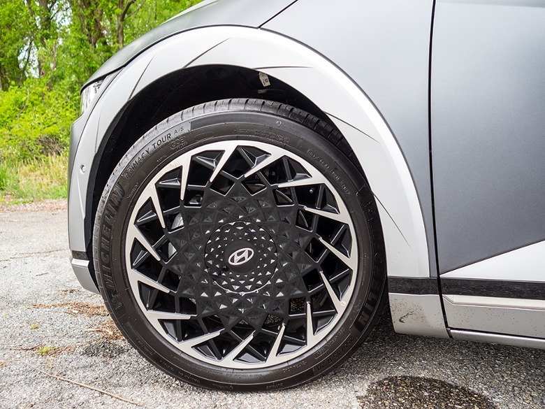2023 Hyundai IONIQ 5 Limited AWD left front wheel