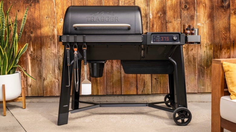 Front view of a Woodridge series of grills.
