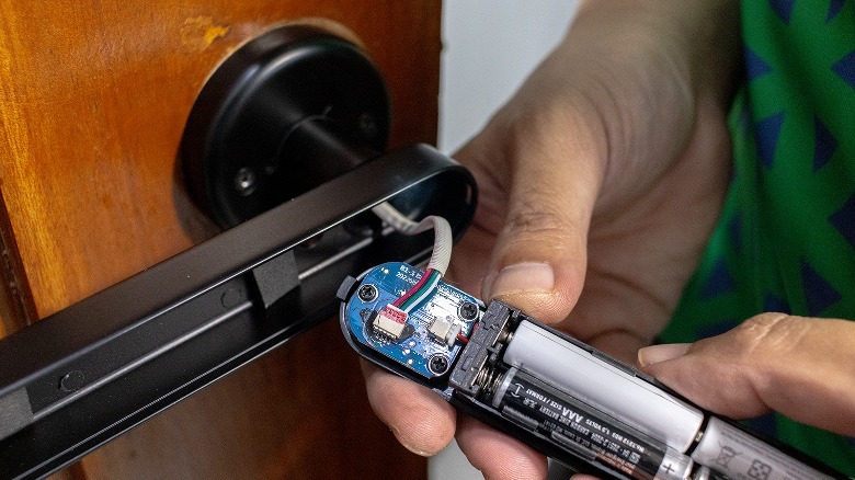 Ironzon F190 Smart Door Lock batteries