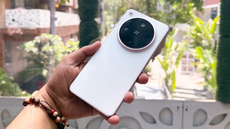 Person holding Oppo Find X8 Ultra