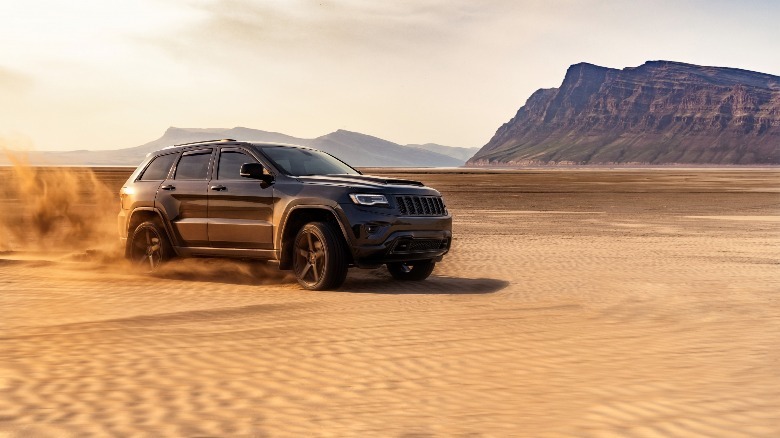 Jeep Grand Cherokee Trackhawk driving sand
