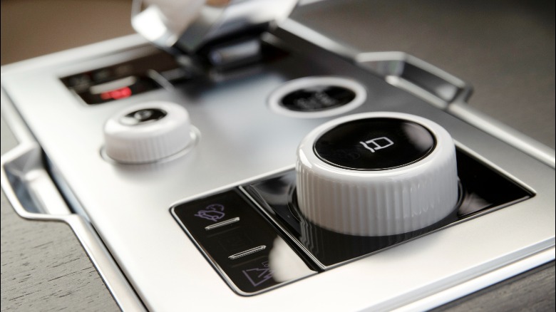 2022 Range Rover SV ceramic controls