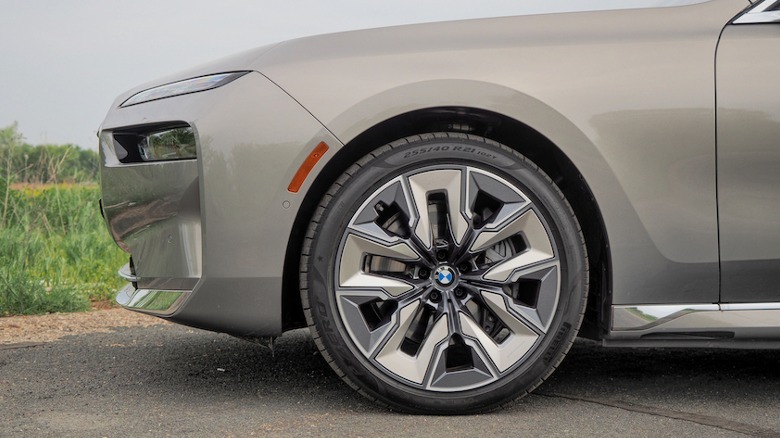 BMW i7 front wheel