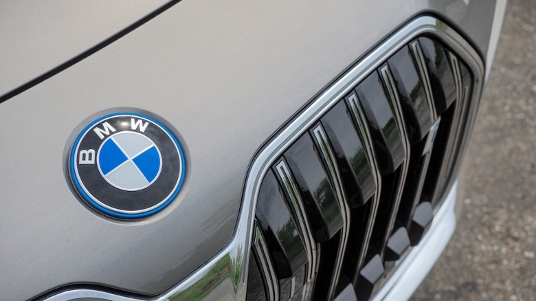 BMW i7 front badge