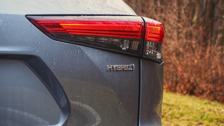 Highlander Hybrid badge