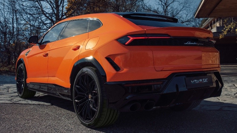 Rear profile of Lamborghini Urus SE