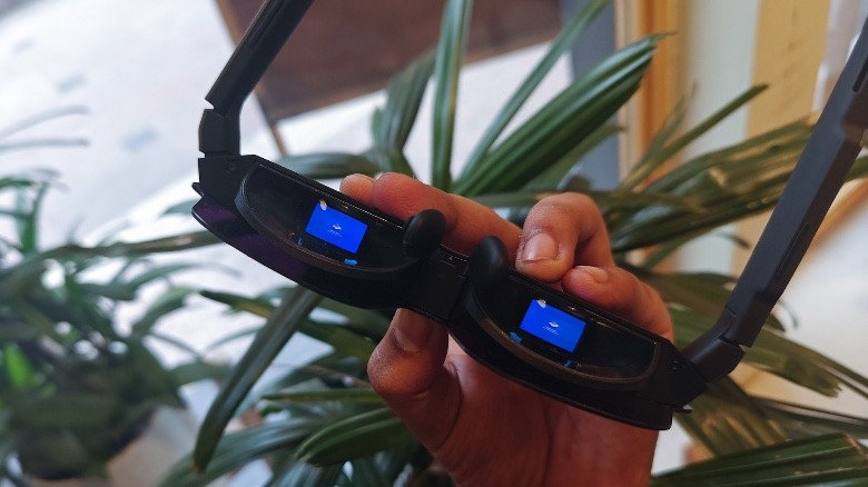 RayNeo Air 2 in hand