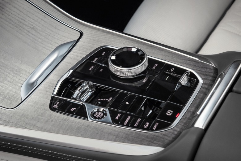 2023 BMW X7 xDrive40i controls